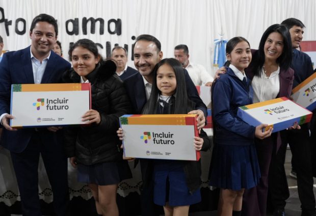 Virasoro: entregaron 613 notebooks por el centenario de la ciudad