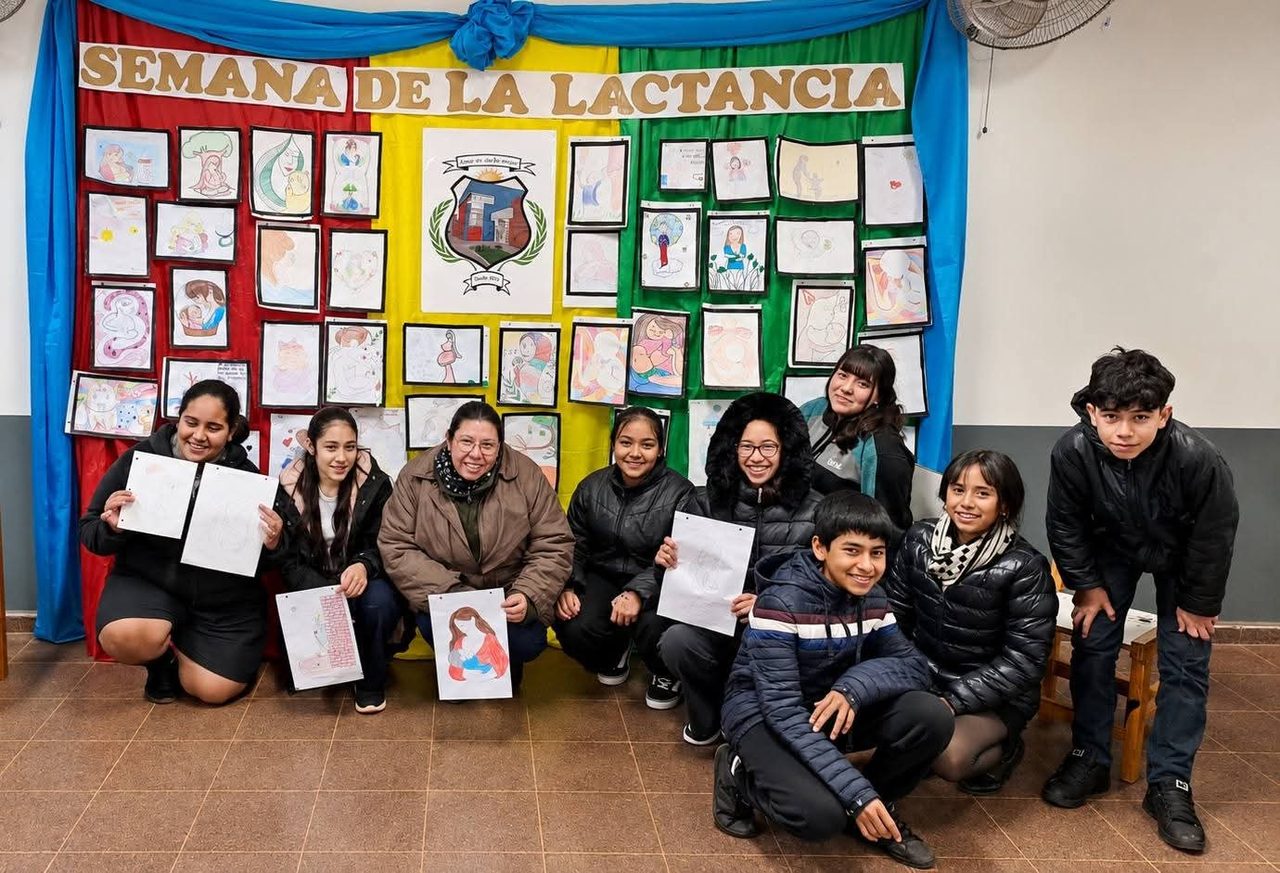 Estudiantes premiados por concurso artístico sobre lactancia materna