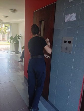 Bomberos rescataron a una mujer atrapada en un ascensor