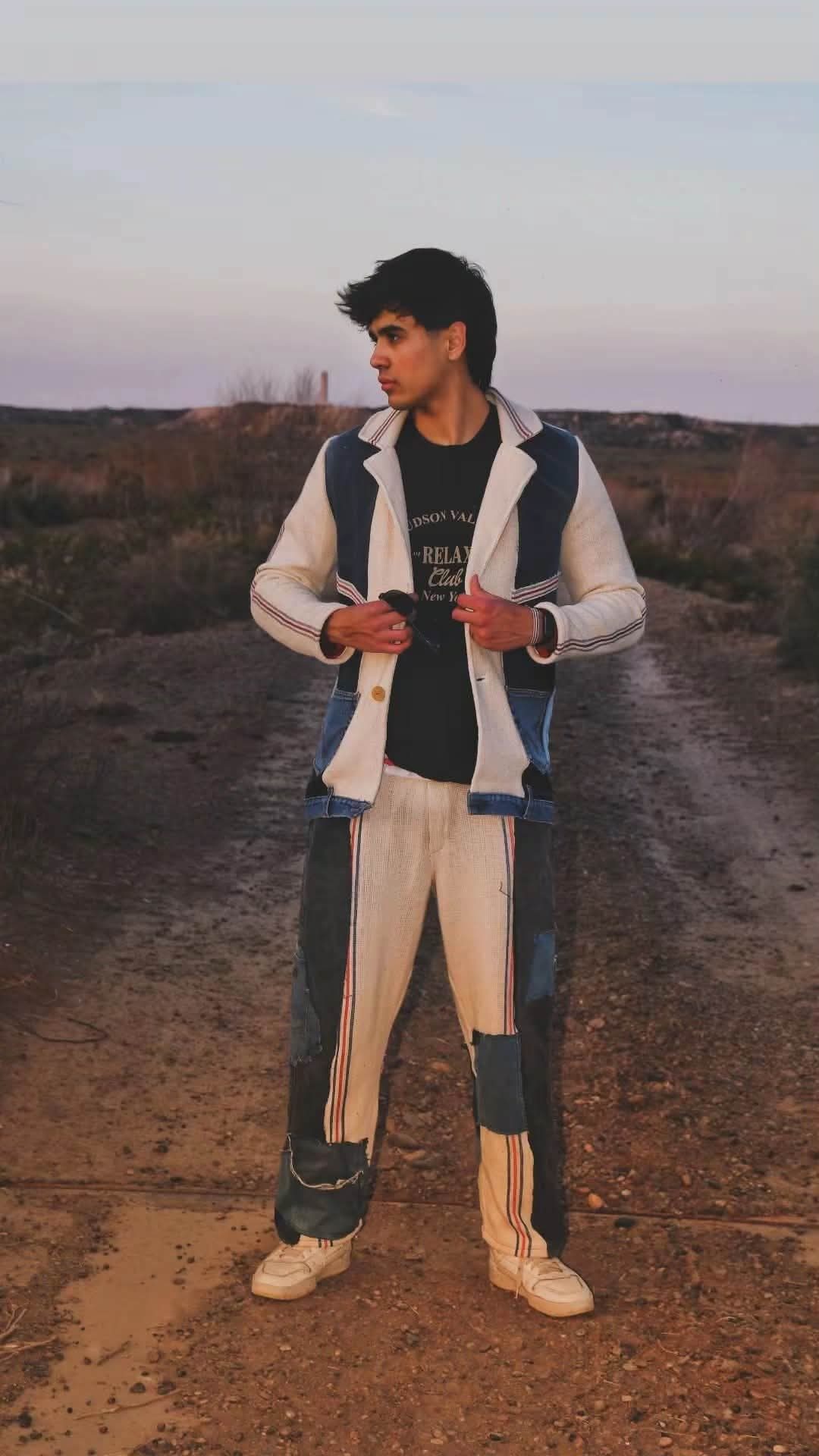 Diseñan sacos con trapos de piso, rejillas y jeans
