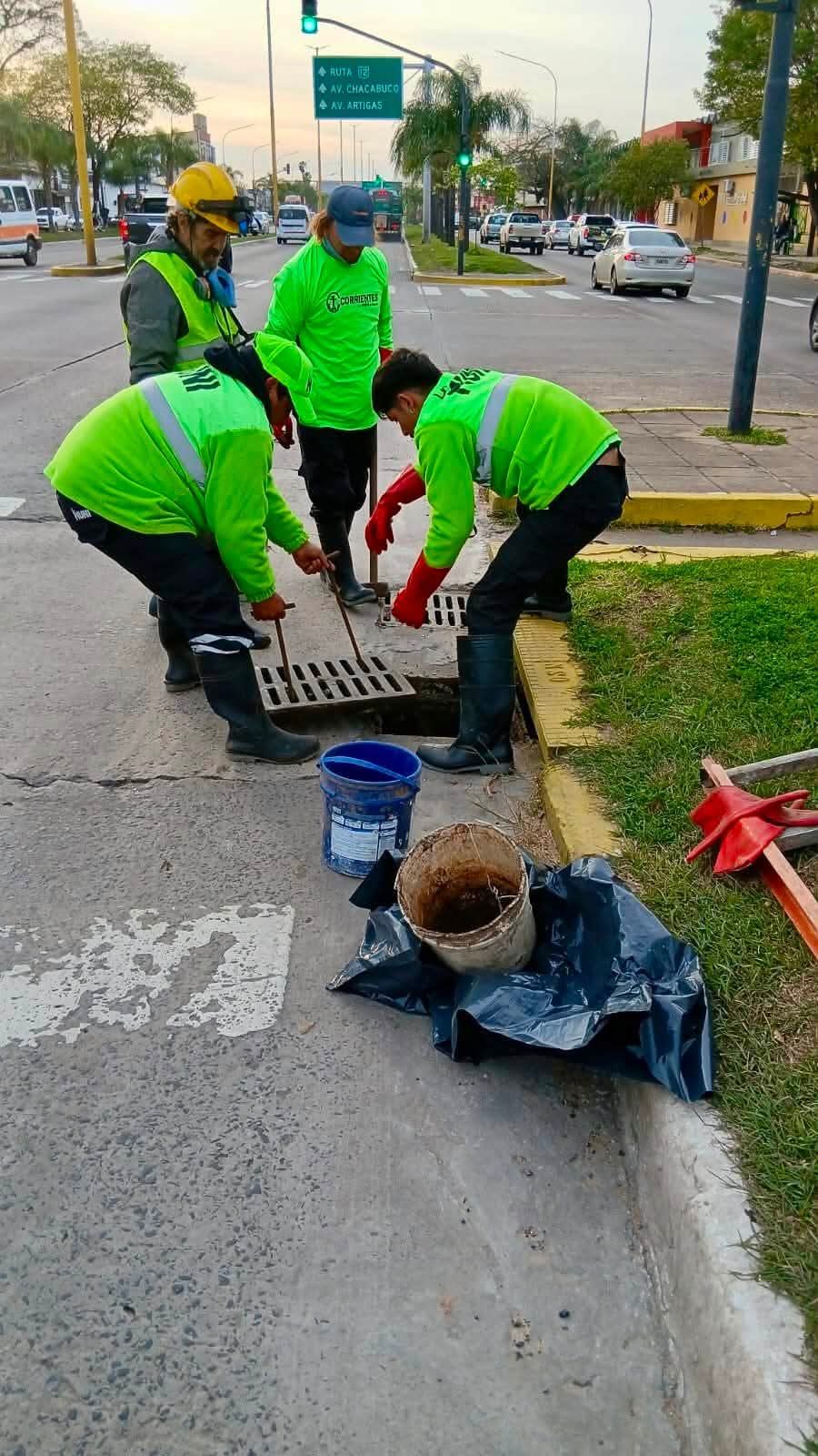 Limpian sumideros en el Corredor Belgrano para evitar anegamientos