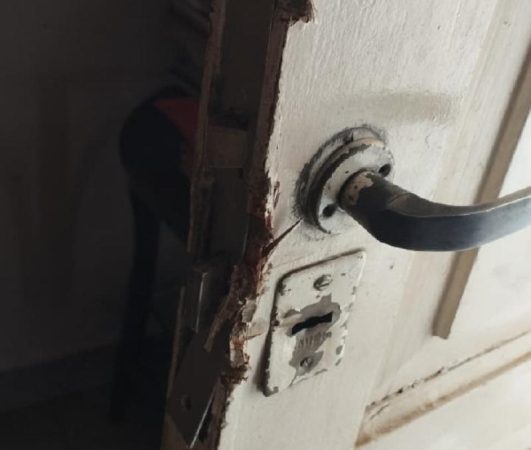 Barretearon la puerta y robaron perfumes y alhajas en el 17 de Agosto