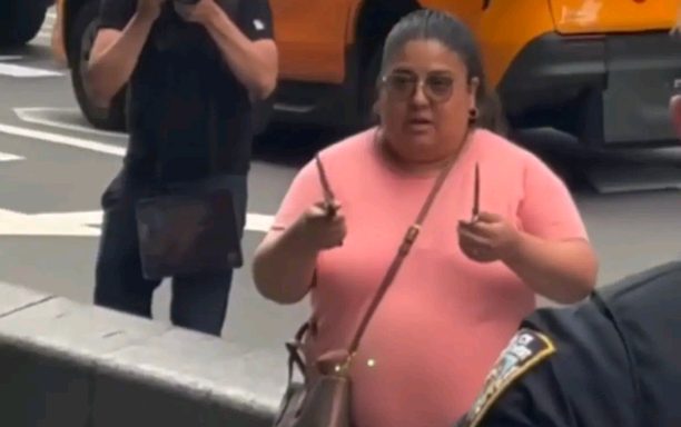 Atacó al azar con cuchillos en Times Square y murió a tiros