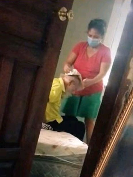 Su marido la dejó y ella igual cuidó a su suegro