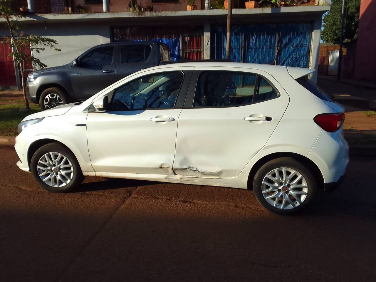 Choque entre auto y moto deja una mujer herida