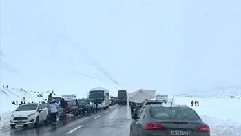Nieve intensa deja 1.500 camiones varados camino a Chile