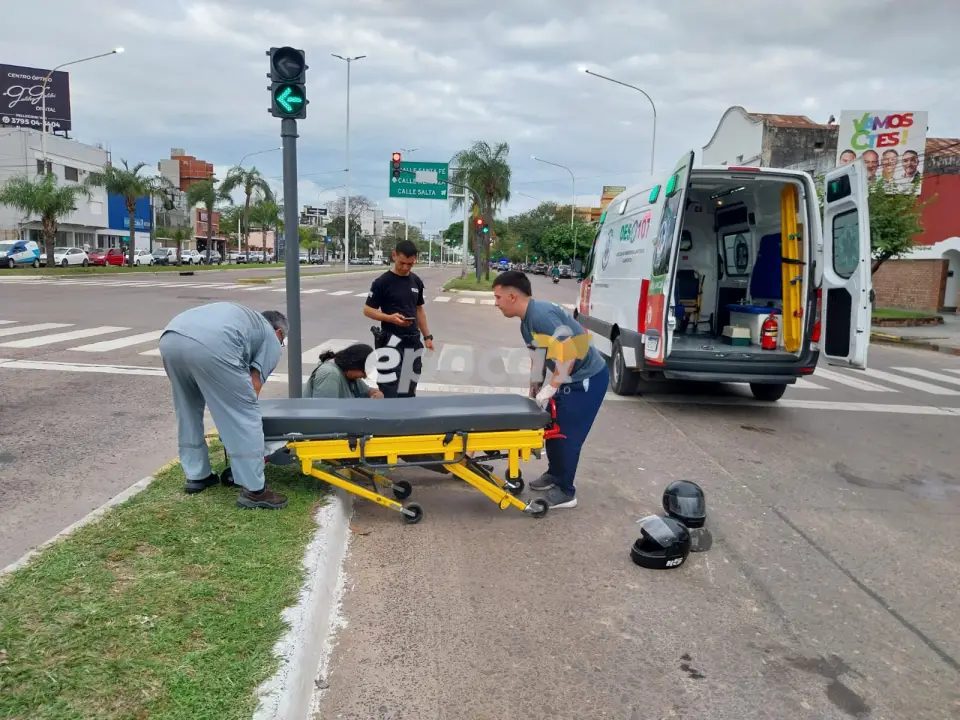 Motociclista cayó en 3 de Abril y Alberdi y fue trasladado al Hospital Escuela
