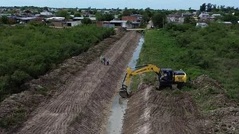 Refuerzan limpieza de un canal clave antes de las lluvias de El Niño
