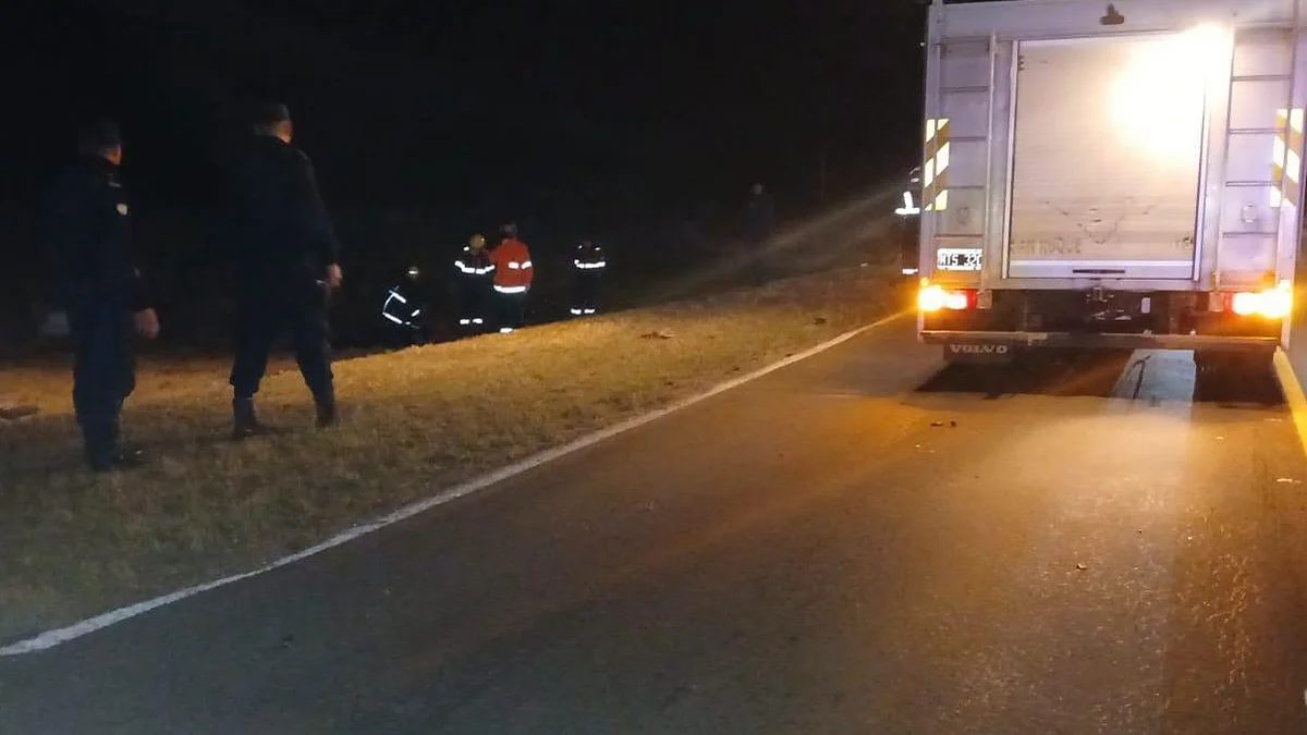 Trágico choque en la Ruta 12: un motociclista murió y dos jóvenes resultaron heridos