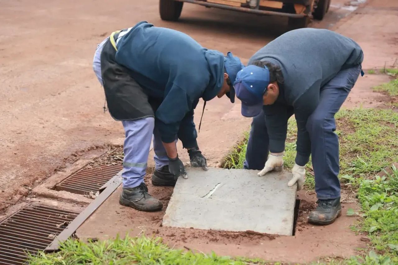 Reparan y reponen tapas de sumideros en toda la ciudad
