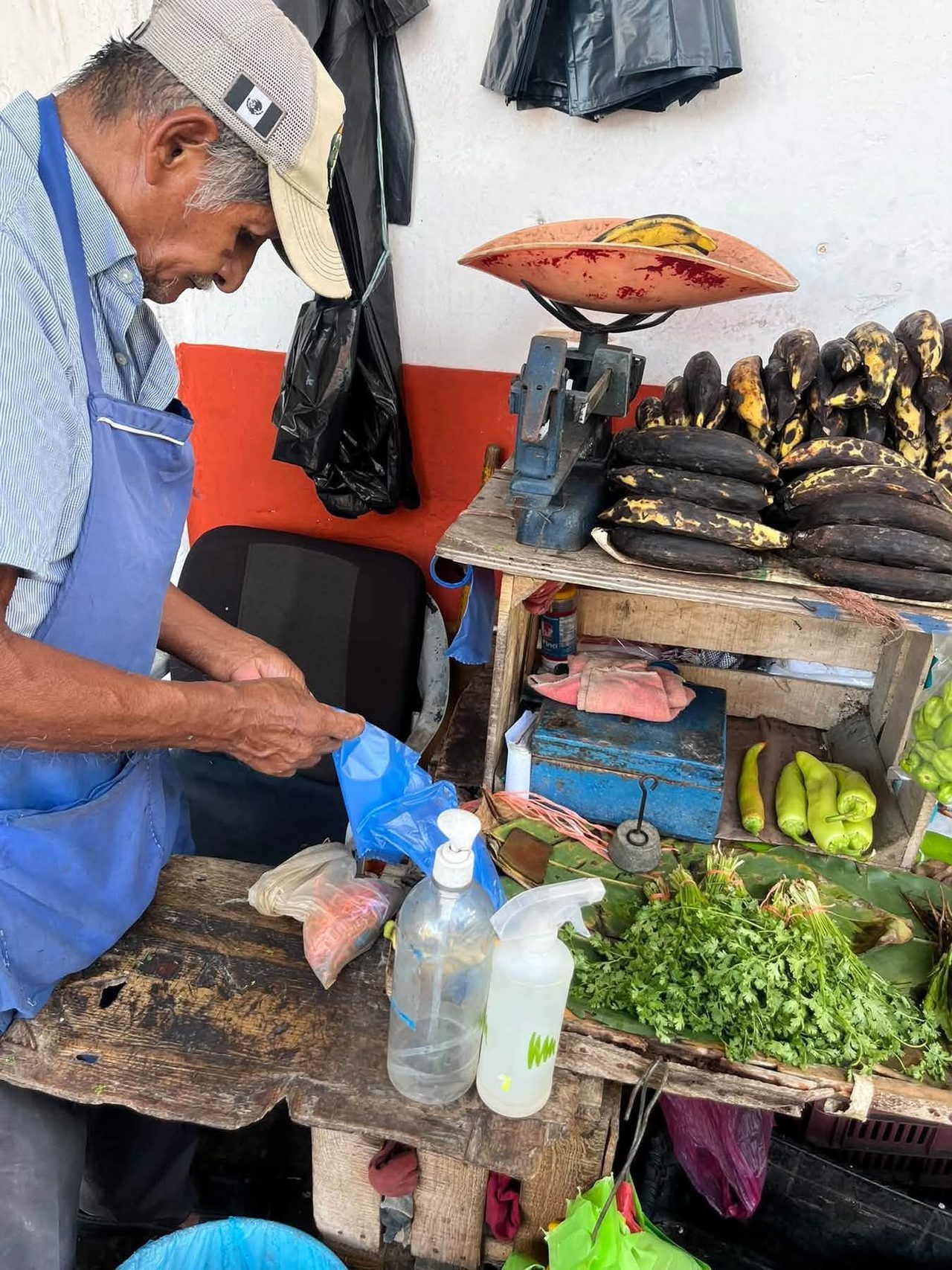 Don Miguel: el vendedor que abre su puesto a las 4 AM