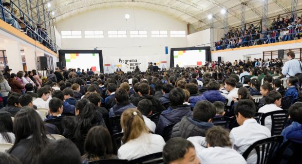 Valdés entregó 600 notebooks y asfalto en Virasoro