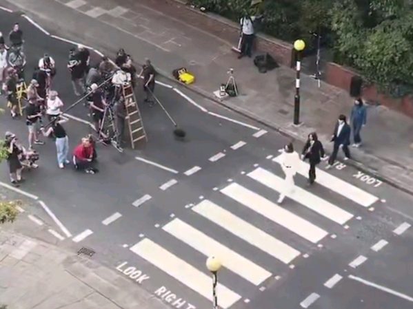 Los actores que serán los Beatles recrearon la foto de Abbey Road