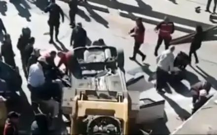 Un muerto y varios heridos al caer dos autos de un puente