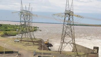 Yacyretá repara una defensa de la torre de la Línea Argentina 3