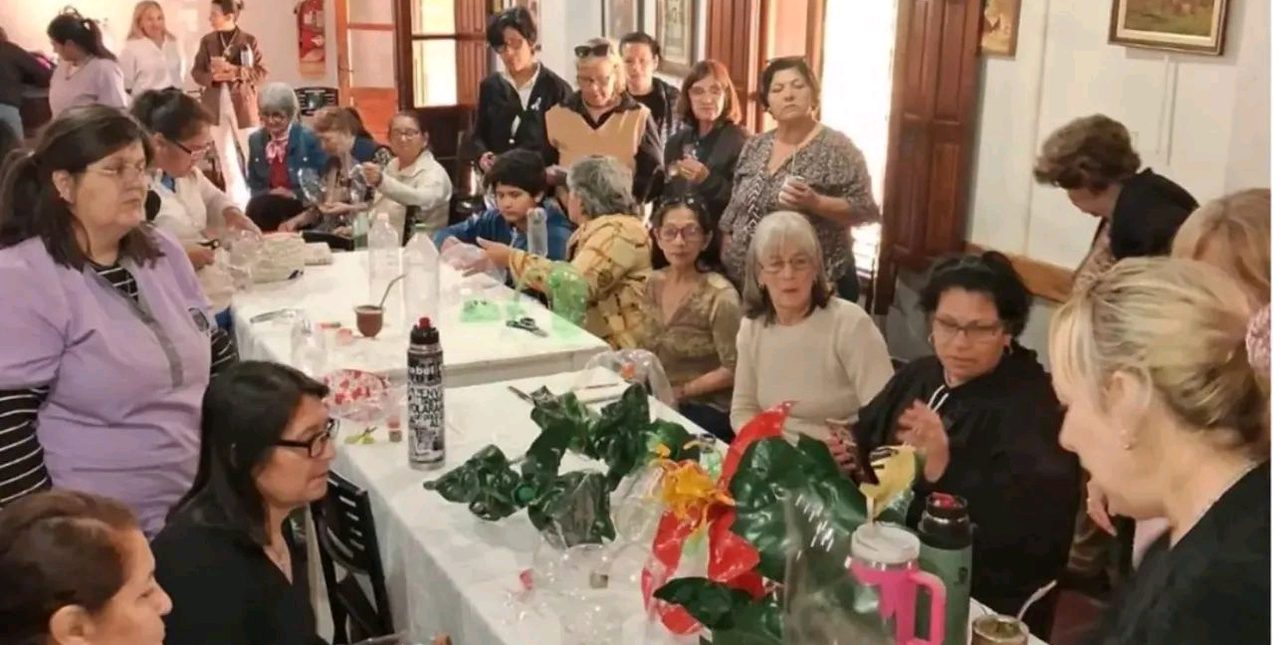 Abuelos enseñan a hacer adornos navideños con material reciclado