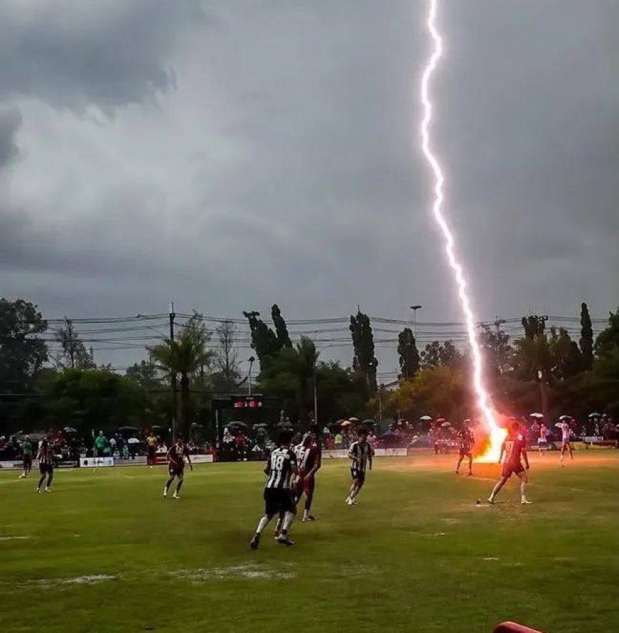 Un rayo mató a un futbolista en pleno partido en Tailandia