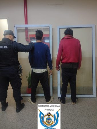 Detuvieron a dos ladrones cuando robaban en una casa