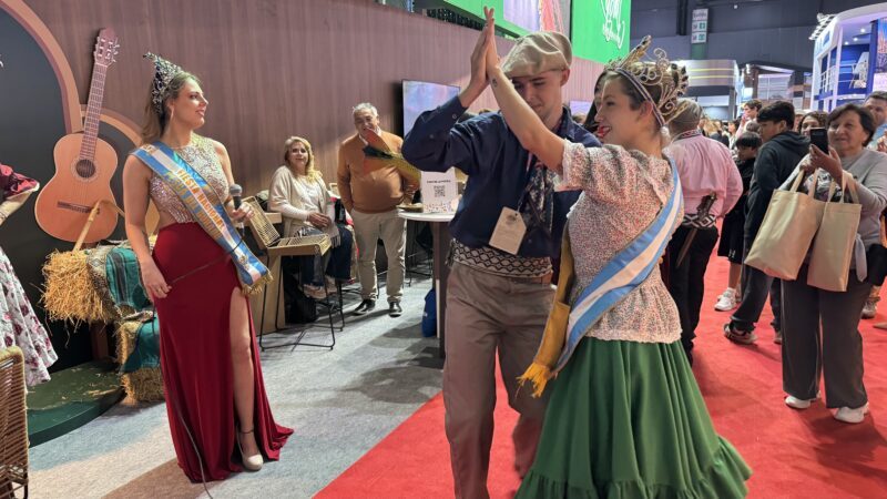 Corrientes llevó su carnaval y su folclore a la feria turística de Buenos Aires