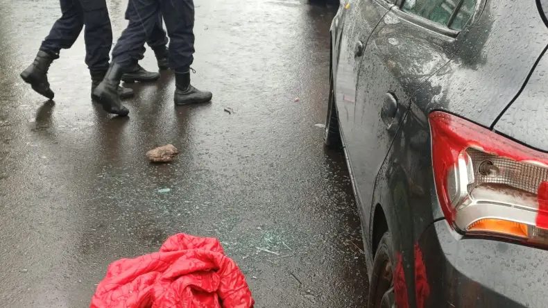 Rompió el vidrio de un auto para robar y la detuvieron a metros de un destacamento