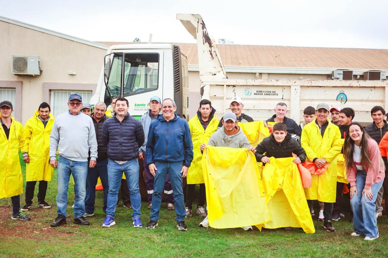 Santo Tomé entregó capas de lluvia a Recolección