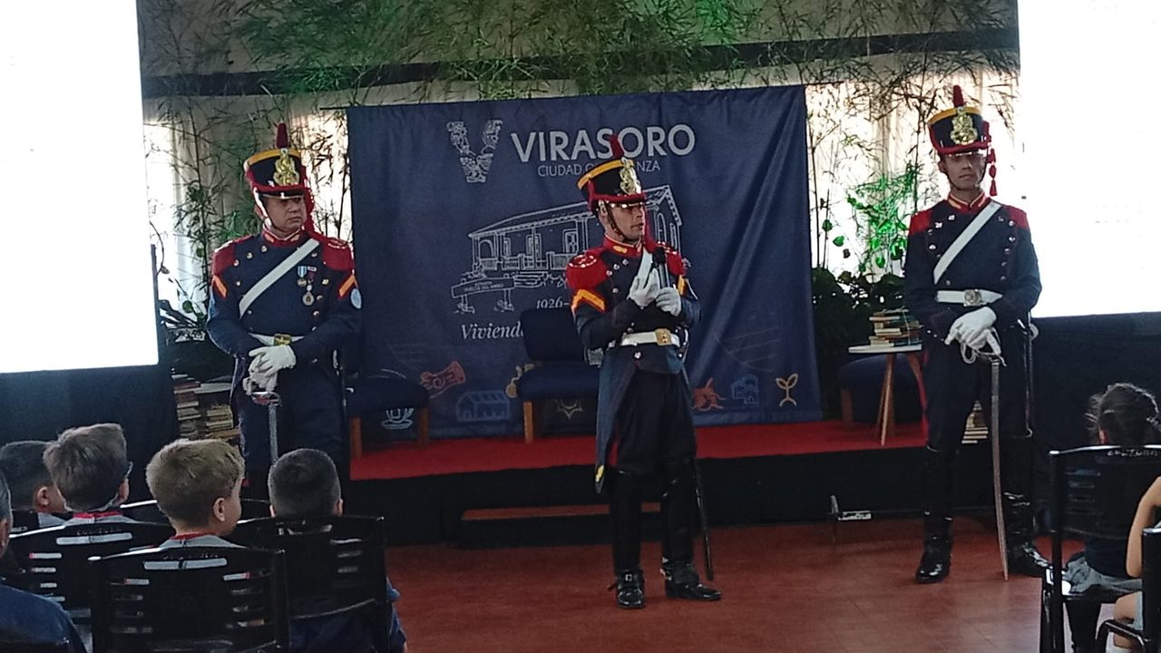 Los Granaderos a Caballo llevaron la historia a la Feria del Libro