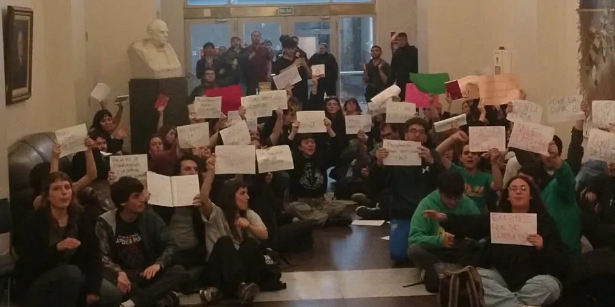 Estudiantes ocuparon la Secretaría de Educación y el Gobierno denunciará