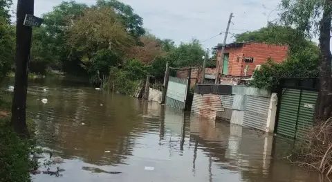 Crecida del Paraná: familias duermen sobre canoas en La Tosquera