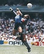 Subastarán la pelota con la que Maradona hizo sus históricos goles ante Inglaterra