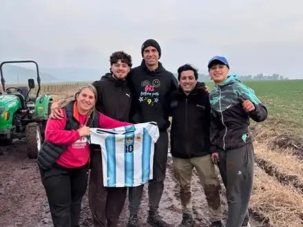 El Dibu Martínez quedó embarrado y terminó regalando su campera