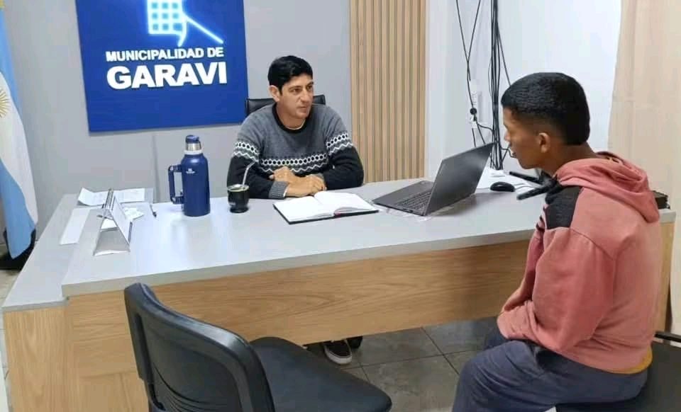 Garaví acompaña a un jugador de la Selección de Talla Baja