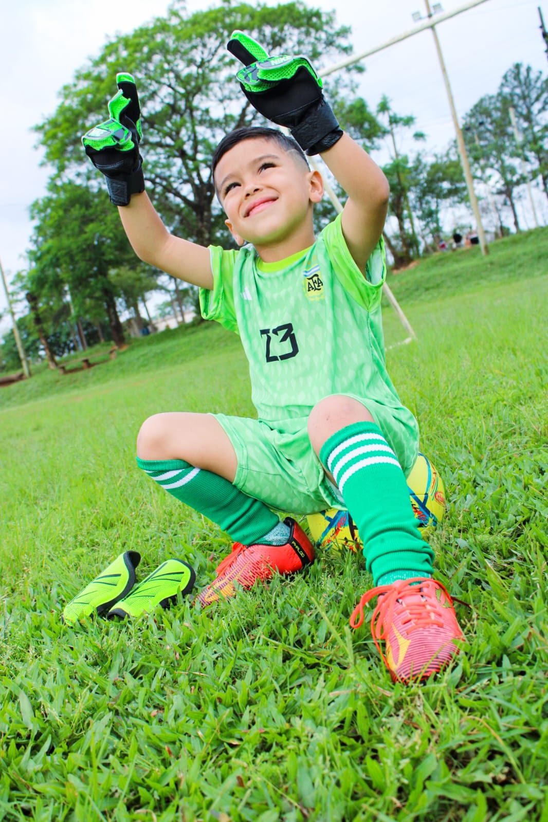 Valentino cumple 5 años y su familia lo celebra a puro fútbol