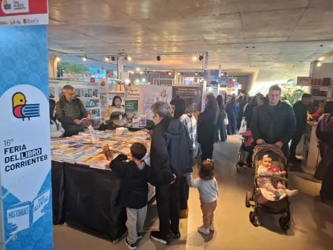 La Feria del Libro de Corrientes cierra con Andahazi y Almada