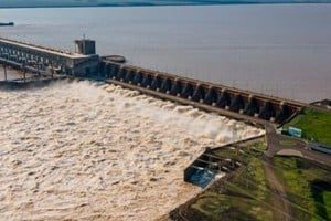 Yacyretá cierra visitas y el paso a Ayolas por la crecida del Paraná