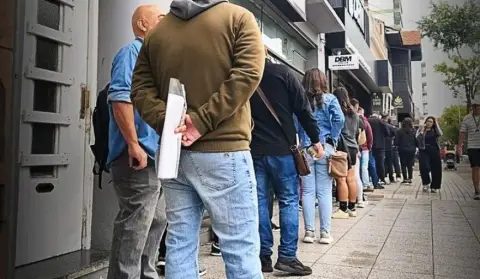 Empleo formal y salarios reales aceleran su caída