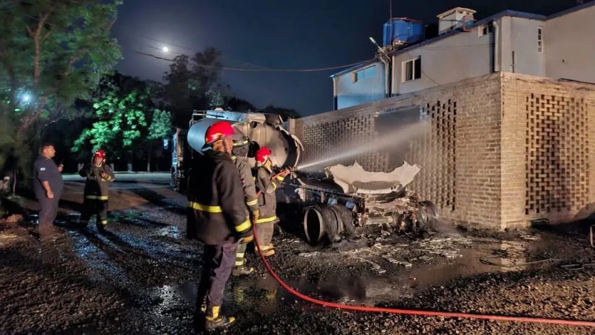 Explosión de un camión cisterna provocó el incendio en una estación de servicio de Santo Tomé