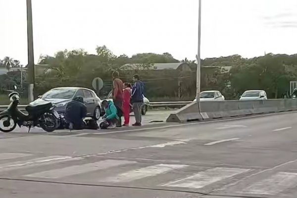 Una ambulancia no se detuvo junto a una motociclista accidentada en Corrientes