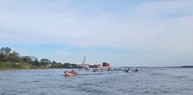 Canoeros rodearon a Prefectura para frenar un operativo pesquero