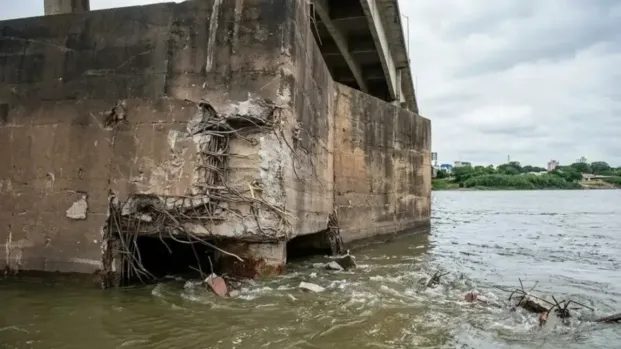 Choque de barcazas reaviva el alerta por las defensas del puente Belgrano