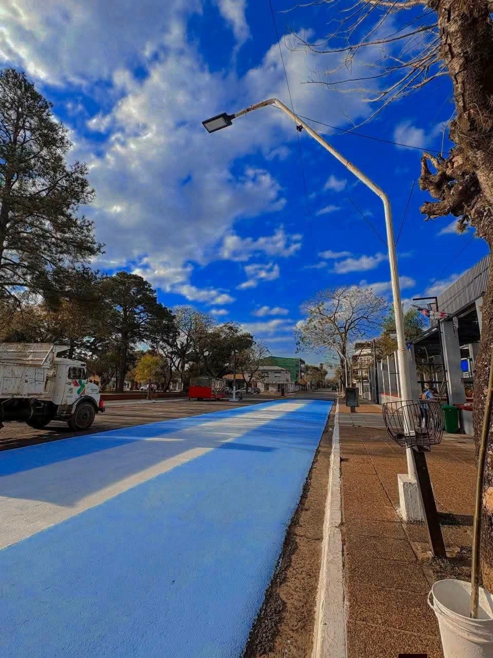 Ituzaingó: pintaron una avenida con los colores patrios