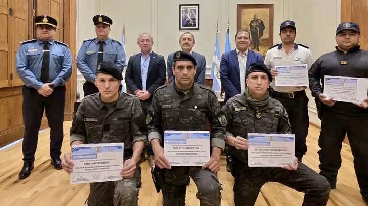 Reconocen a policías de Corrientes por RCP, rescates y contención