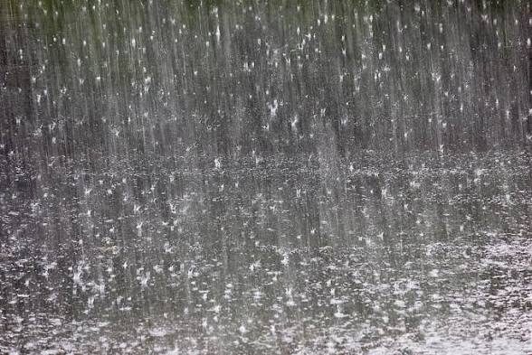 Lluvia intensa en Santo Tomé: calles anegadas y un poste caído