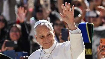 El papa León XIV fue operado de un nódulo pulmonar y ya volvió a su habitación