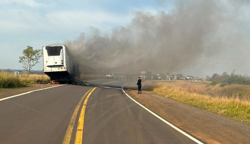 Se incendió en Ruta 14 un camión chileno con pescado