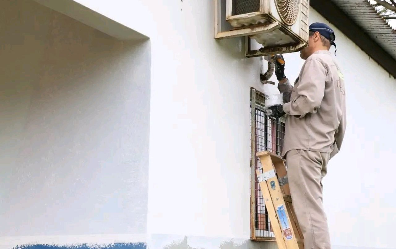 El municipio pinta el SAPS del barrio 325 Viviendas y corta el pasto en el Acceso Norte