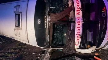 Vuelco de un colectivo en Corrientes dejó una muerta y 14 heridos