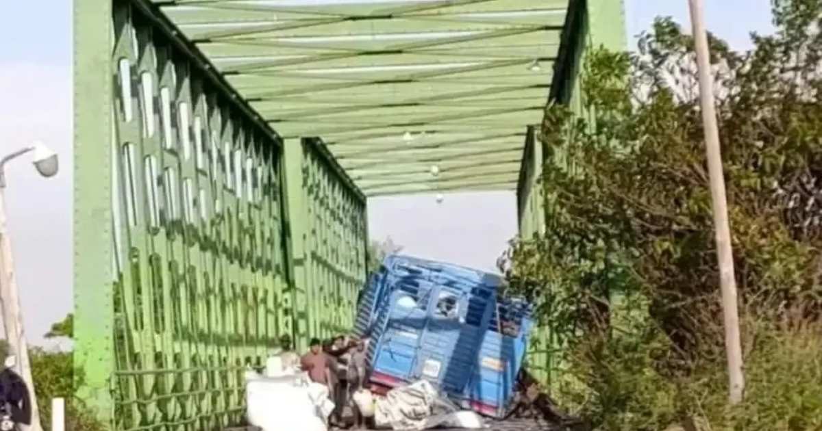 Reparan un puente tras quedar atascado un camión