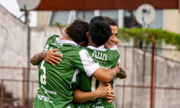 Mandiyú goleó 4-0 a Huracán y se acerca al líder