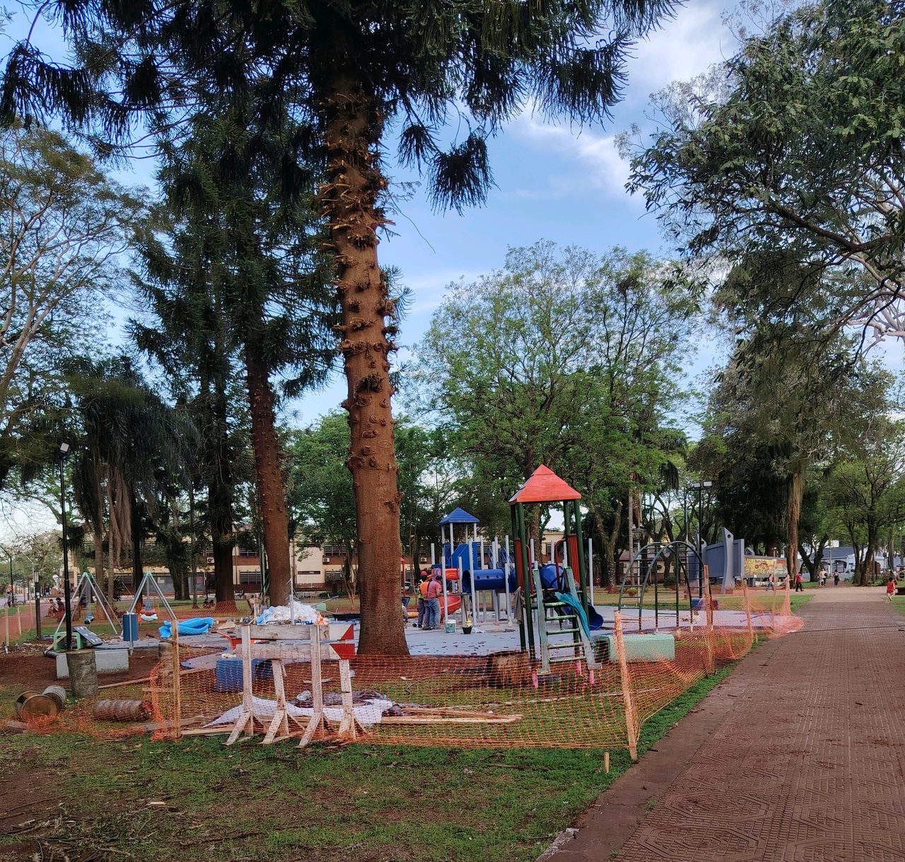 Instalaron juegos infantiles en la Plaza Libertad