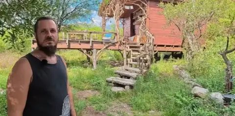 Dejó Buenos Aires y se construyó una casa vikinga en Traslasierra
